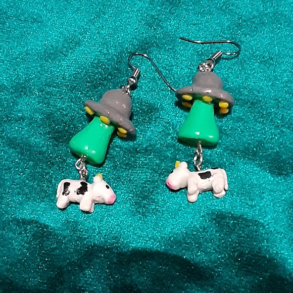 UFO cow abduction earrings - Picture 2 of 2